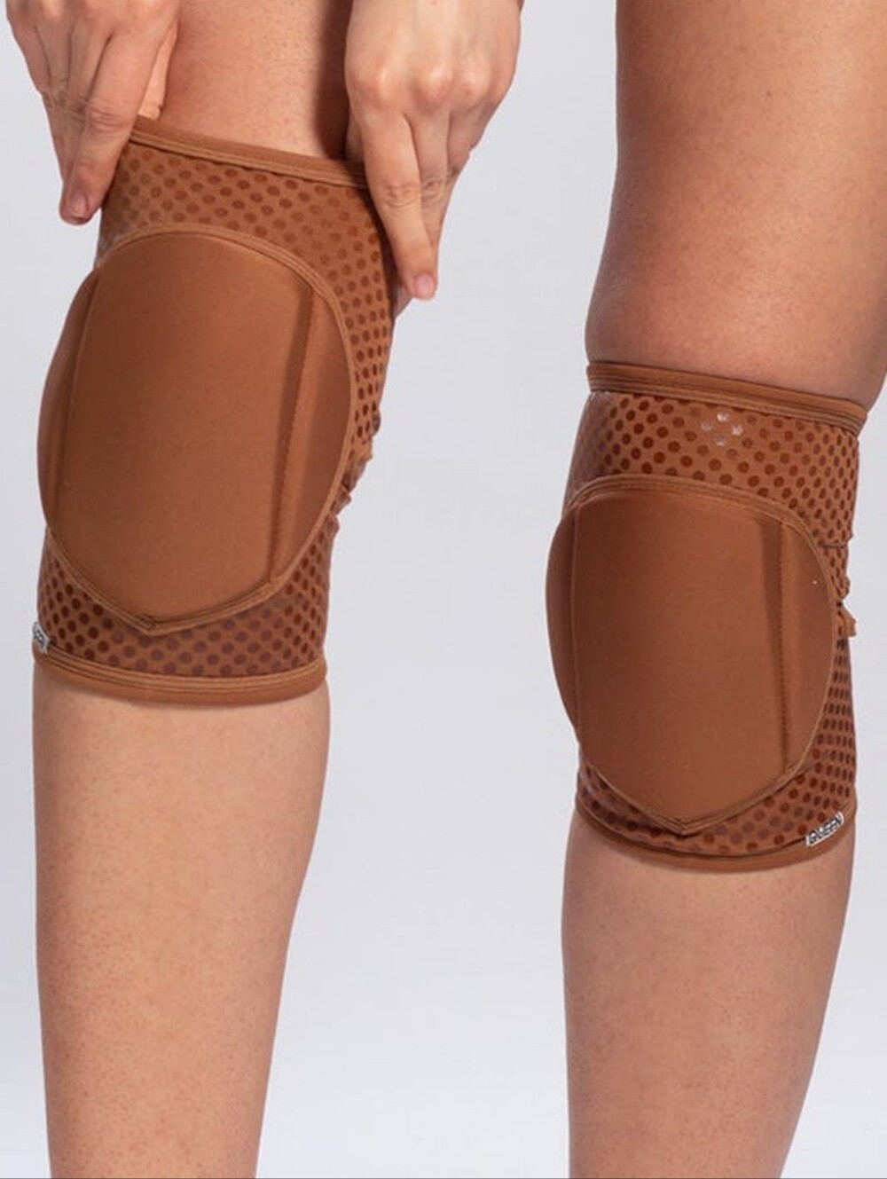 Queen Wear Mocha Grippy Padded Knee Pads in Size Large - Picture 10 of 11